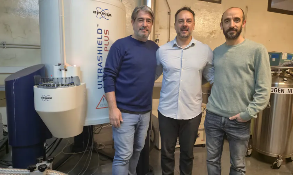 El neurólogo Juan Carlos Avalos (centro), junto a Martín Arán (izq.) y Leonardo Pellizza