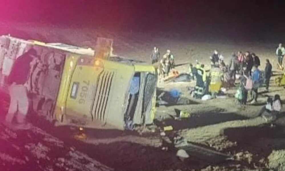 Colectivo argentino volcado