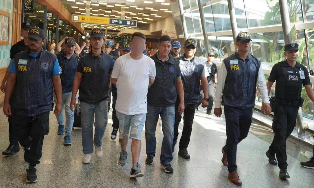 Peruano expulsado del país