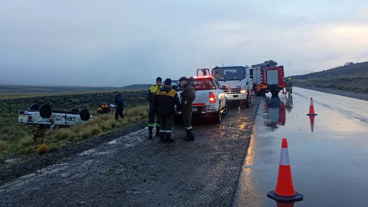 Tres brigadistas heridos tras un vuelco