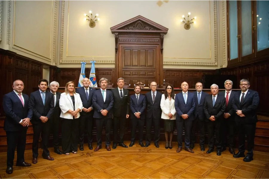 Santiago Viola, en el centro, junto a los jueces de la Corte