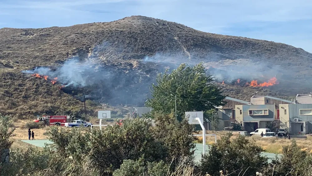 Incendio en las bardas cercanas a Puerto Pirámides