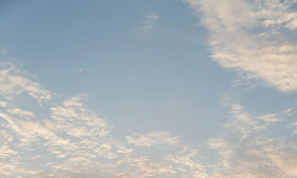 Amanecer cielo parcialmente nublado foto Freepik