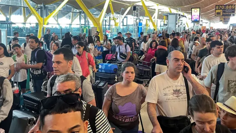 Aeropuerto de Barajas colapsado de viajeros