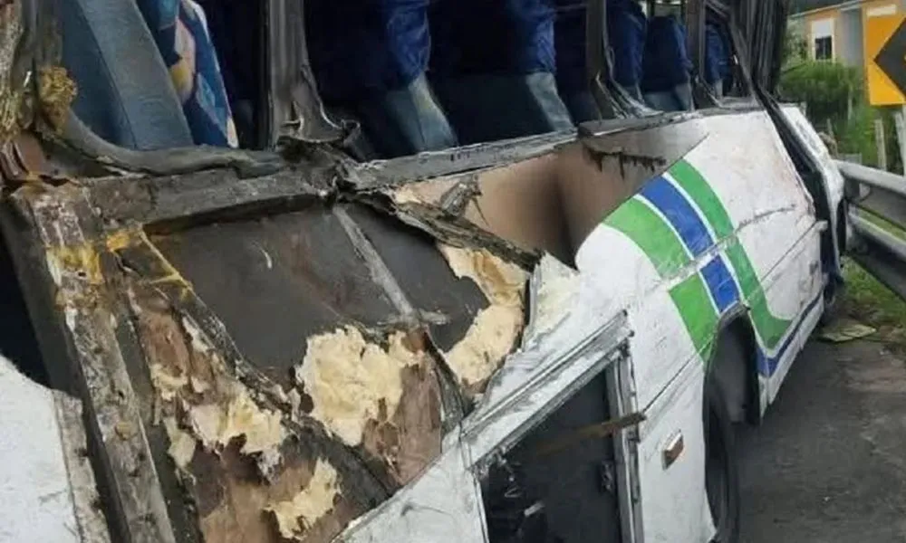 Nueve muertos y siete heridos por el vuelco de un colectivo en un puente de Colombia