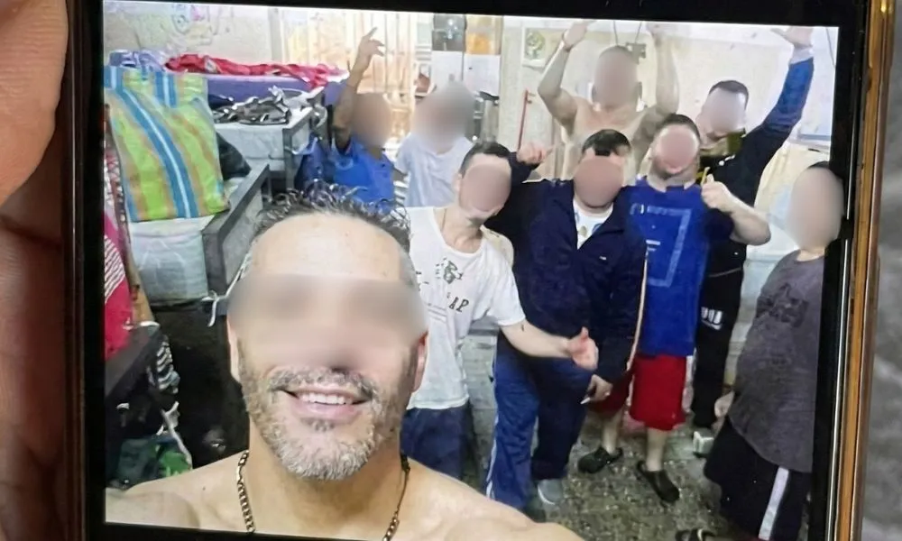 Presos burlándose desde la cárcel