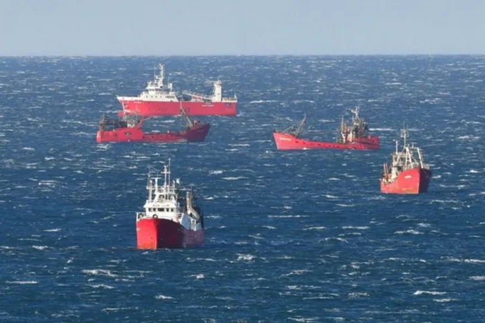Barcos pesqueros en la rada de Puerto Madryn
