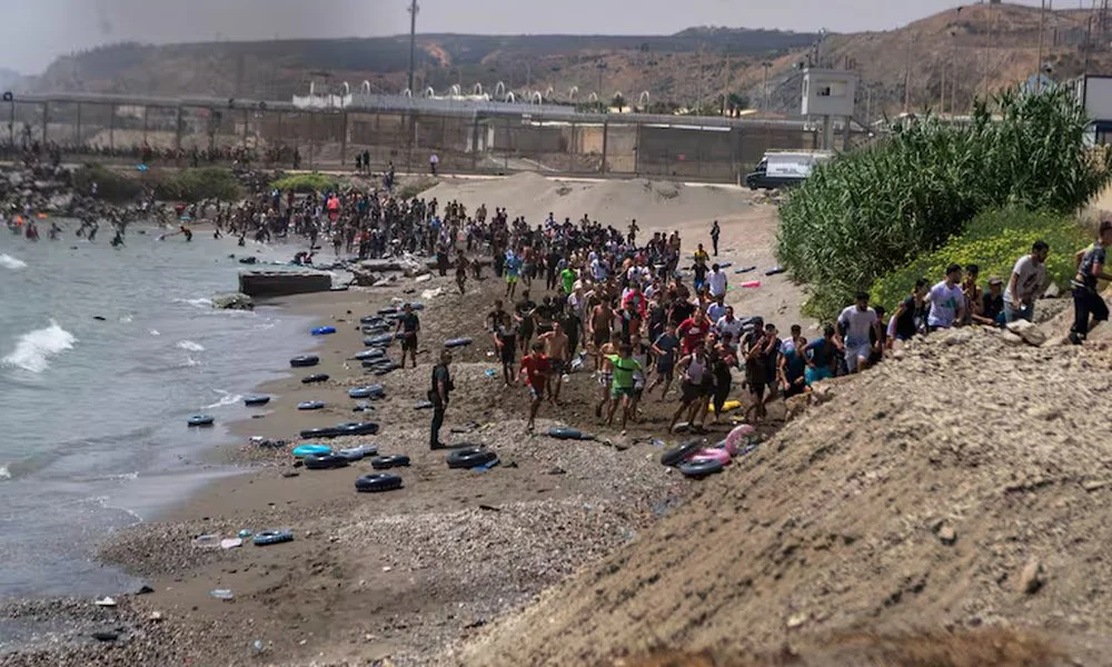 Migrantes llegando a Ceuta
