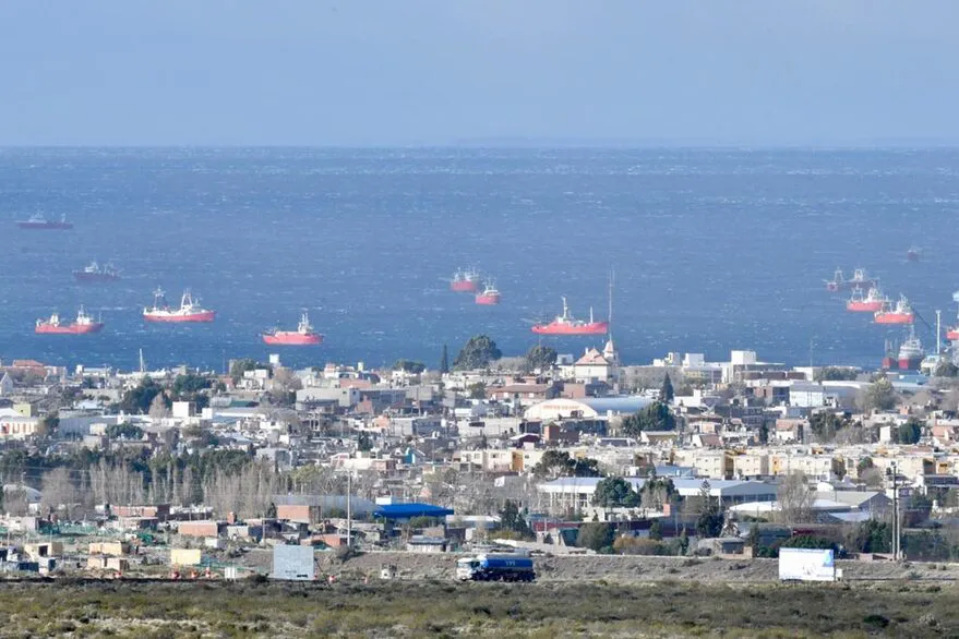 BARCOS fondeados frente a las costas de Puerto Madryn