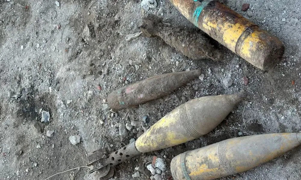 Hallaron cinco explosivos de guerra enterrados en el patio de una casa en Córdoba