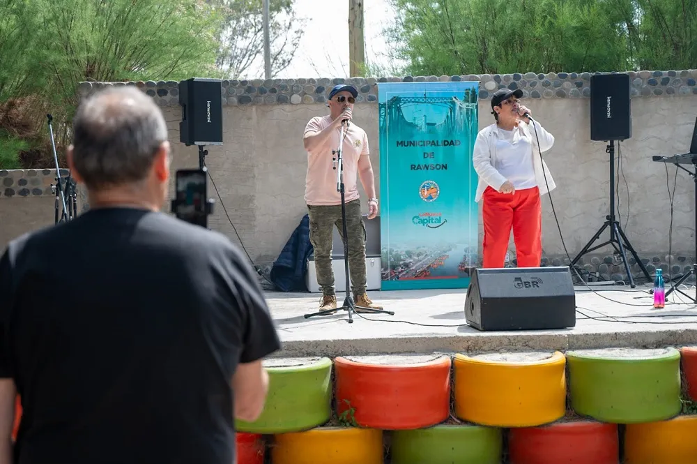 Con amplia concurrencia de vecinos, el Parque Recreativo Municipal de Rawson celebró el Día de la Madre (8)