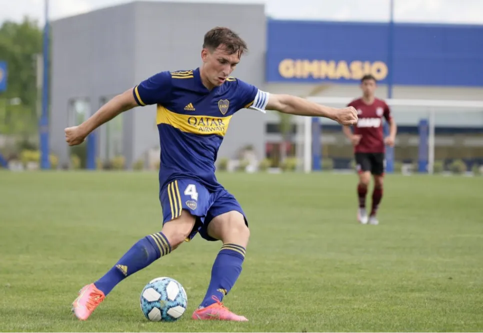 A UN CHICO DE RÍO NEGRO LO SUBIERON A LA PRIMERA DE BOCA