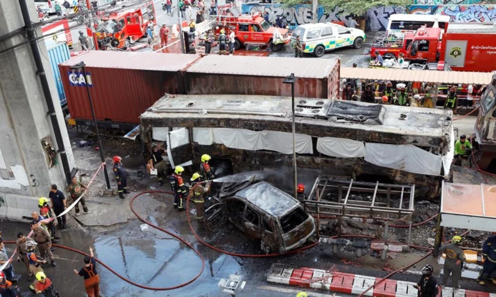 El saldo preliminar confirmó al menos ocho muertos y 35 heridos, varios de ellos con quemaduras graves.
