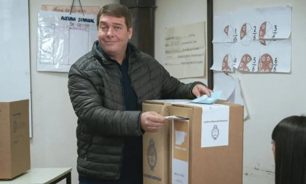 Damián Biss votando