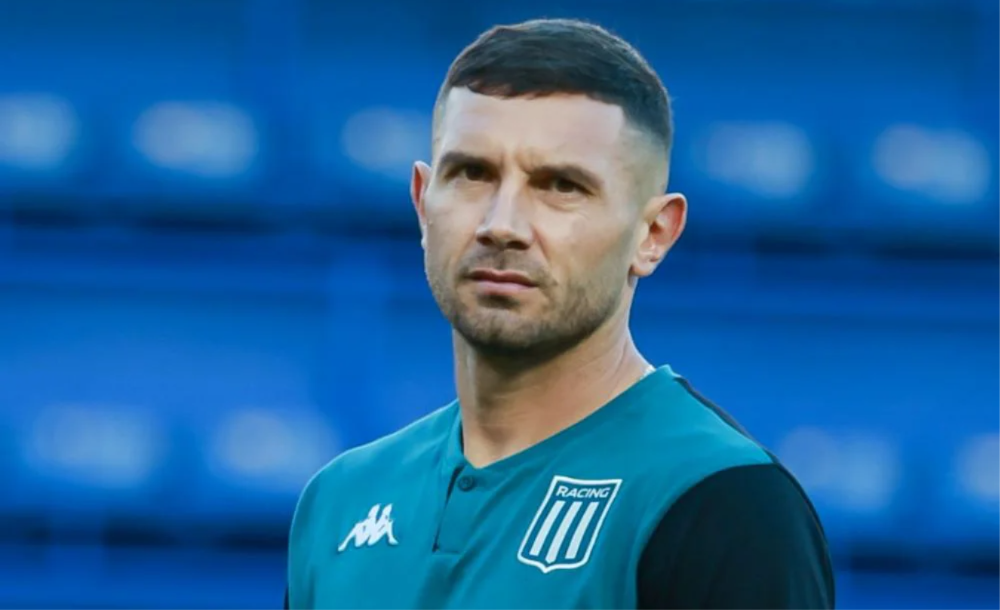 Racing necesita cortar una racha preocupante y el Globo sabe que un triunfo lo mete en octavos.