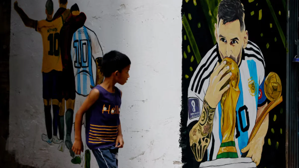 Un niño observa un mural que representa al futbolista argentino Lionel Messi antes de la Copa Mundial de la FIFA 2026 en Dhaka, Bangladesh (Reuters)