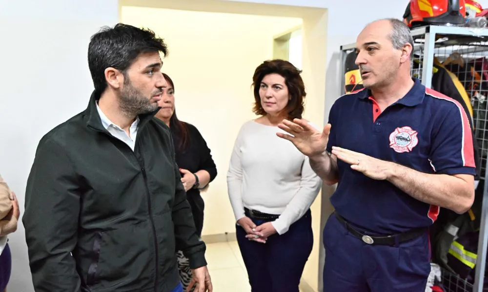 Ignacio Torres y Ana Clara Romero en el cuartel de bomberos de Rawson