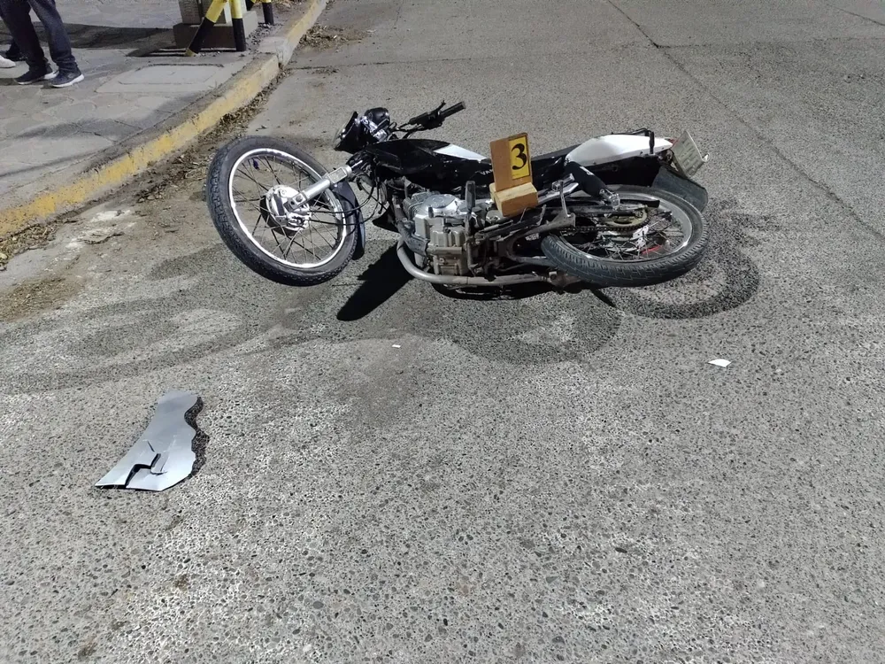 Motociclista lesionado en accidente policía Trelew 1