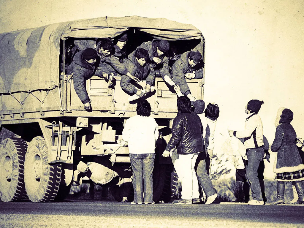 Soldados reciben pan de los madrynenses que los recibieron luego de la guerra Foto: Mabel Outeda