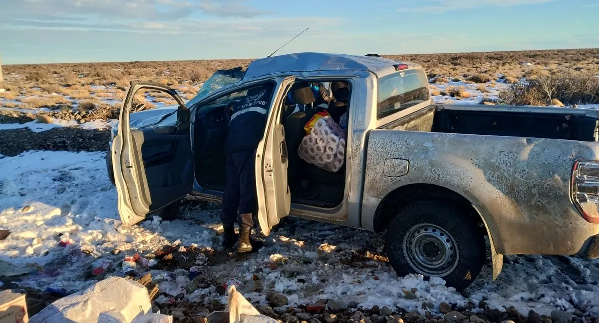 Ford Ranger volcada en la banquina