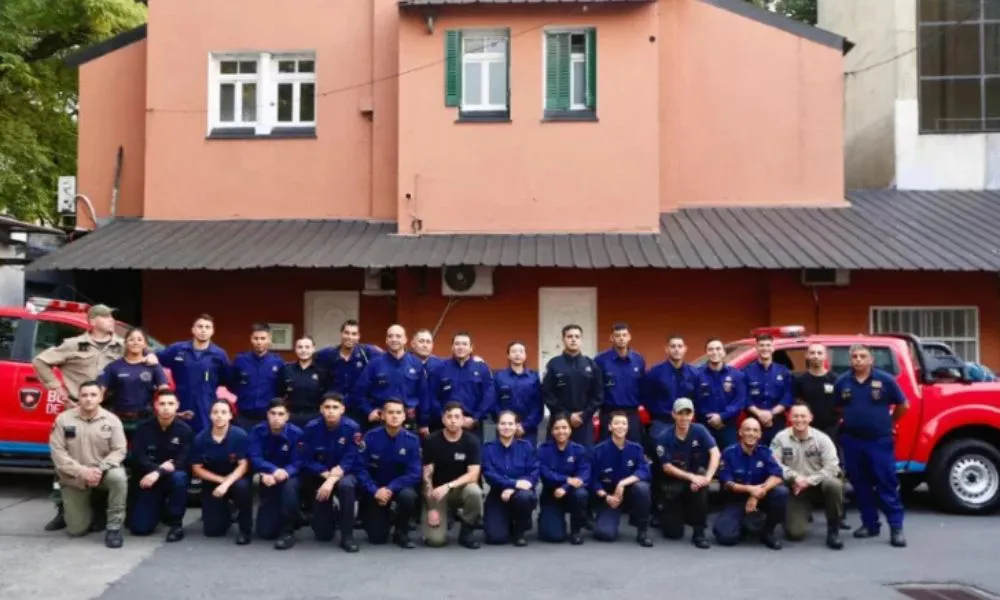 Brigadistas y bomberos de Buenos Aires. Foto La Opinión Austral