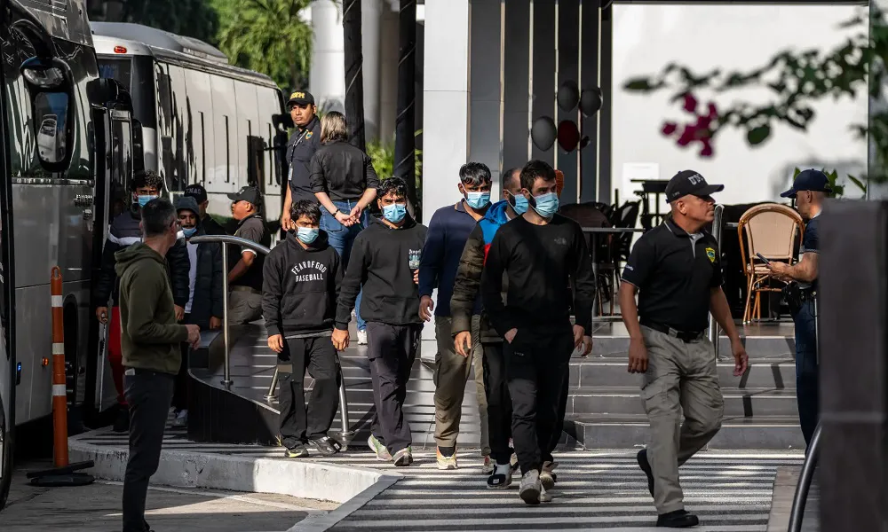 Traslado de migrantes deportados en Panamá (Foto: Federico Rios para The New York Times)