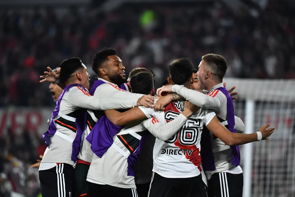 RIVER LE GANÓ AL FLUMINENSE Y SIGUE CON VIDA