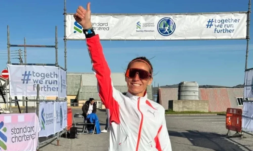 Candela Serrone cruzó el arco de llegada de la Stanley Marathon en las Islas Malvinas, levantó la voz y gritó “Argentina”.