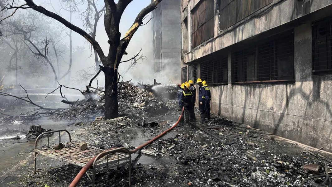 Se estrelló un avión en India (Foto: © Ajit Solanki, AP)
