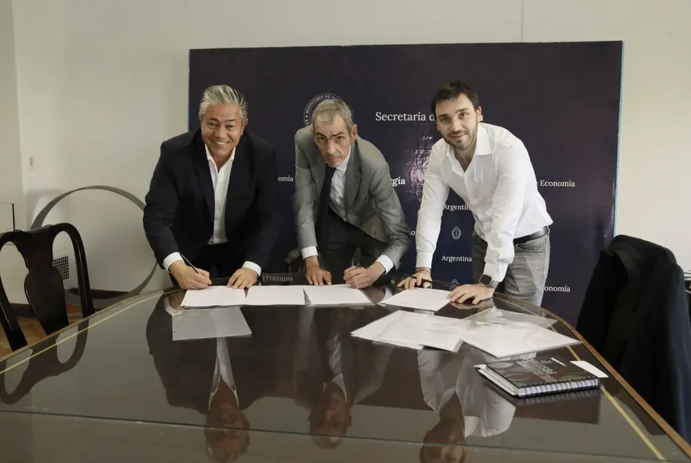 Los gobernadores de Neuquén y Chubut, junto al representante de la Secretaría de energía.