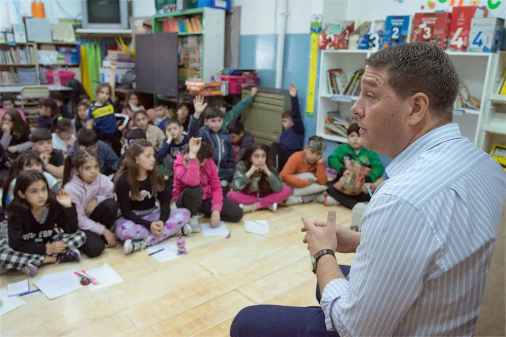 Biss junto a los estudiantes de cuarto grado de la Escuela N° 4 (1)