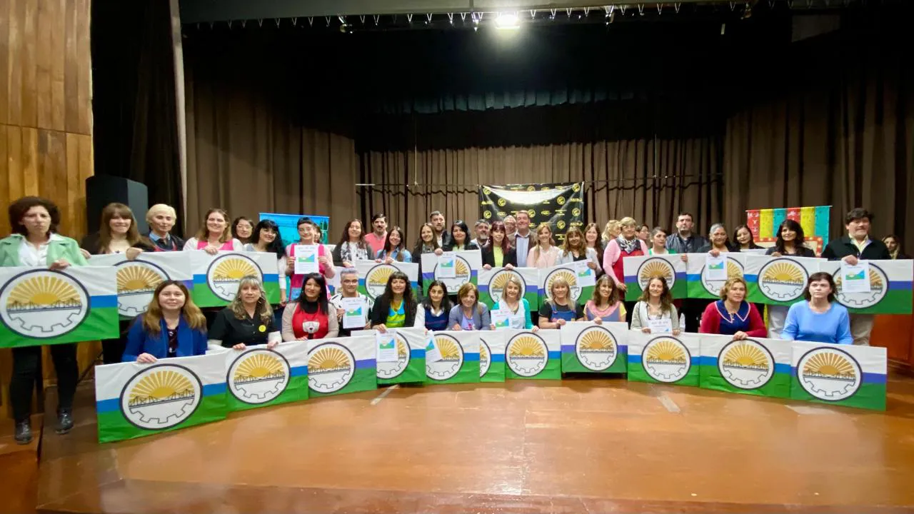 El intendente Biss entregó Banderas de Rawson a escuelas