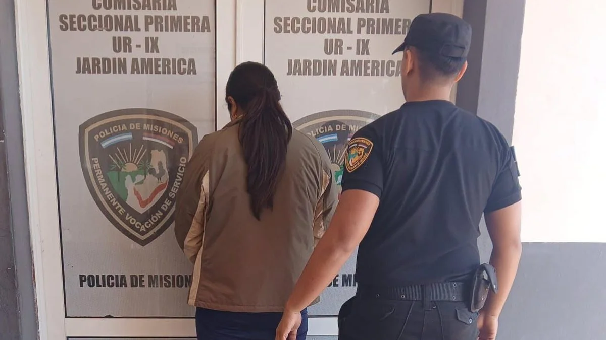Se llevó la billetera que una abuela olvidó y terminó detenida