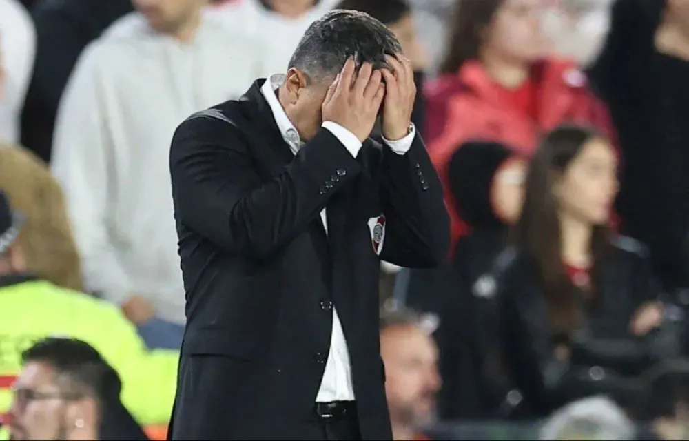 El técnico del Millonario volvió a evitar los micrófonos tras una nueva derrota