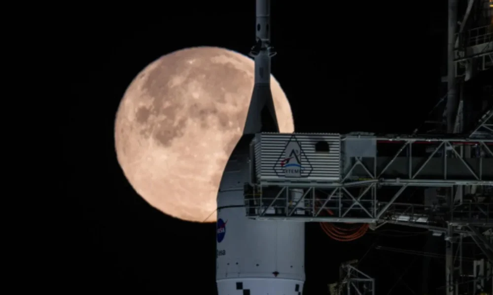 Un cohete con tripulación humana partió rumbo a la órbita lunar.