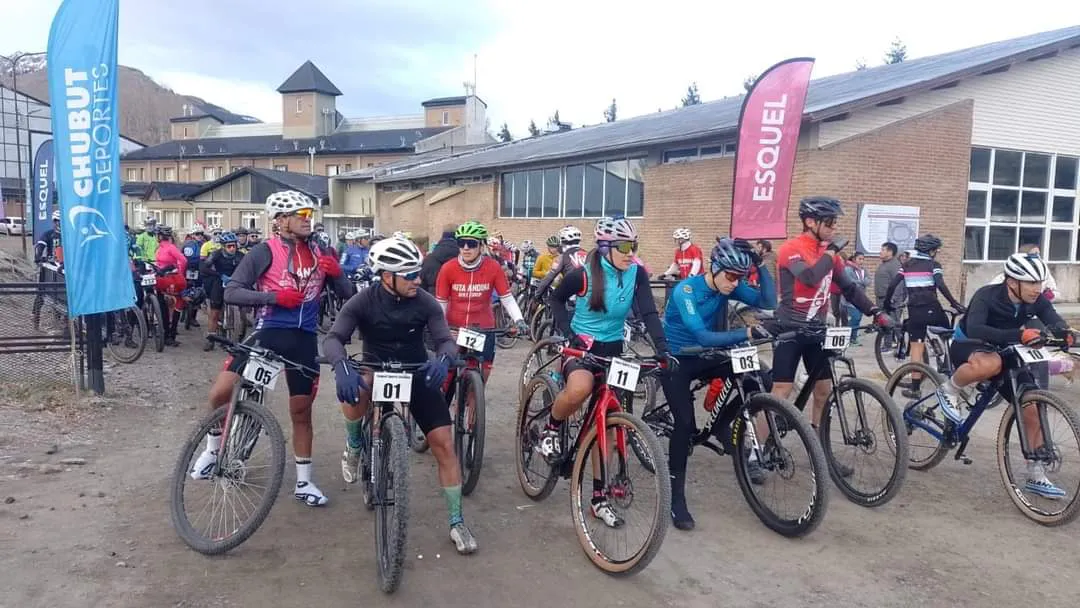 SE CORRIÓ LA "TREPADA A LA HOYA" EN ESQUEL