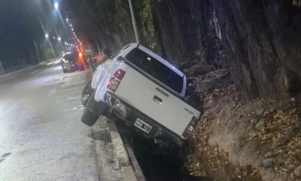 Manejaba alcoholizado, volcó y su acompañante terminó internada