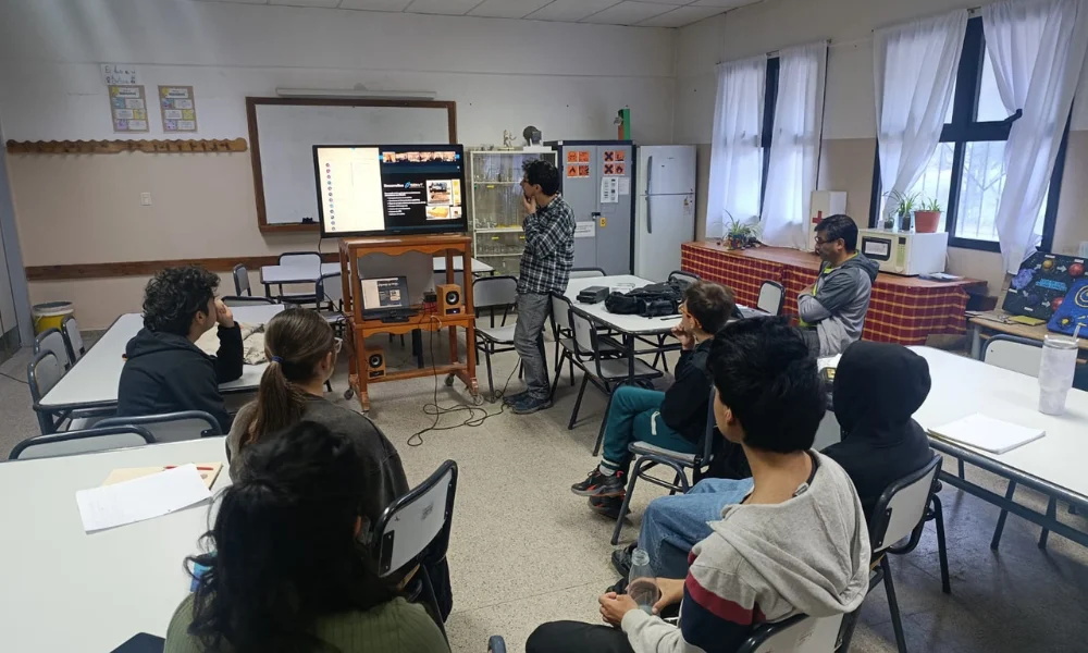 Estudiantes de escuelas técnicas y clubes de robótica participaron de una videollamada con integrantes del Proyecto ATENEA.