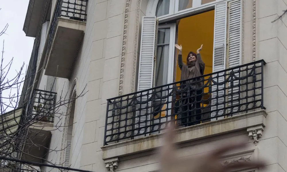 Cristina saludando el el balcón Foto Noticias Argentinas