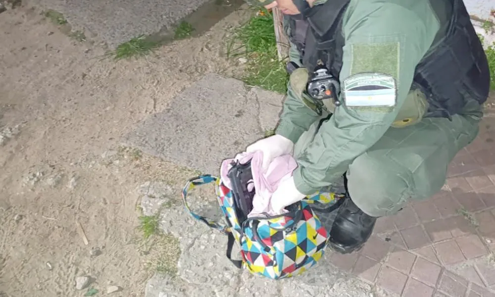 Mochila abandonada con droga y un arma de fuego