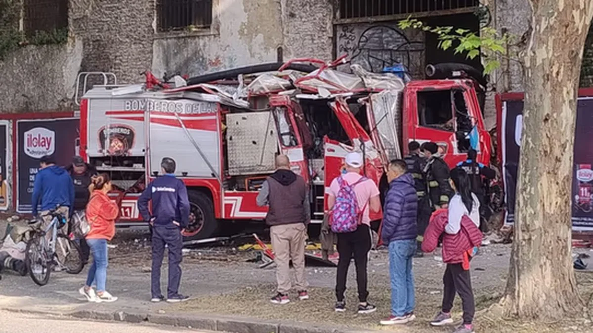 Choque de una autobomba de bomberos. Foto NA