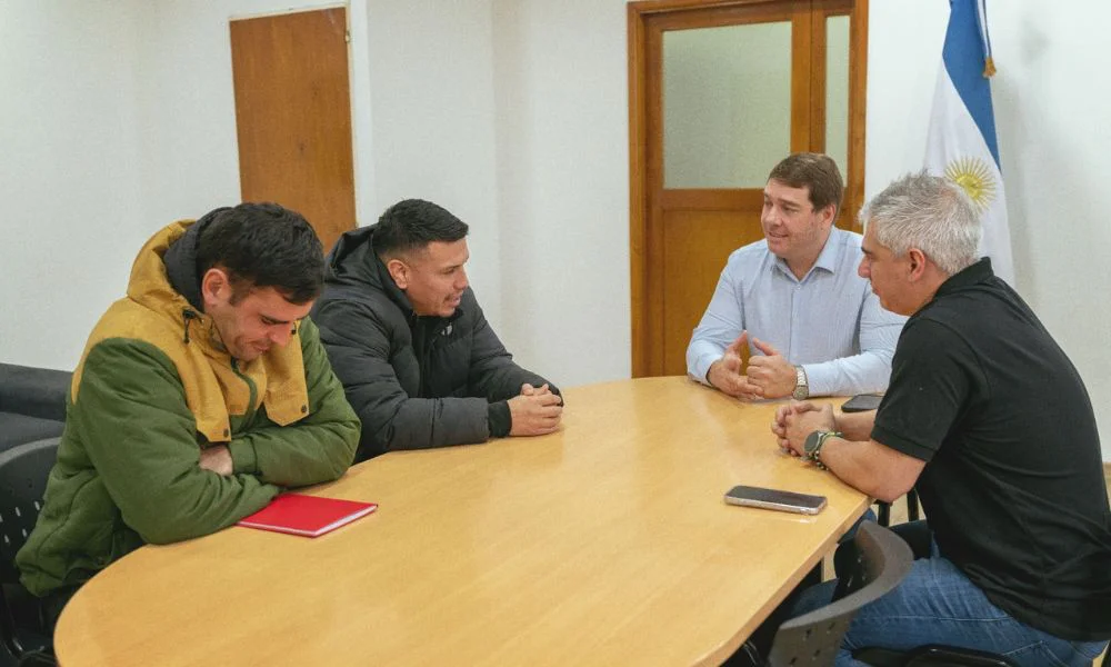 Representantes del Club Defensores de la Ribera reunidos con Damián Biss
