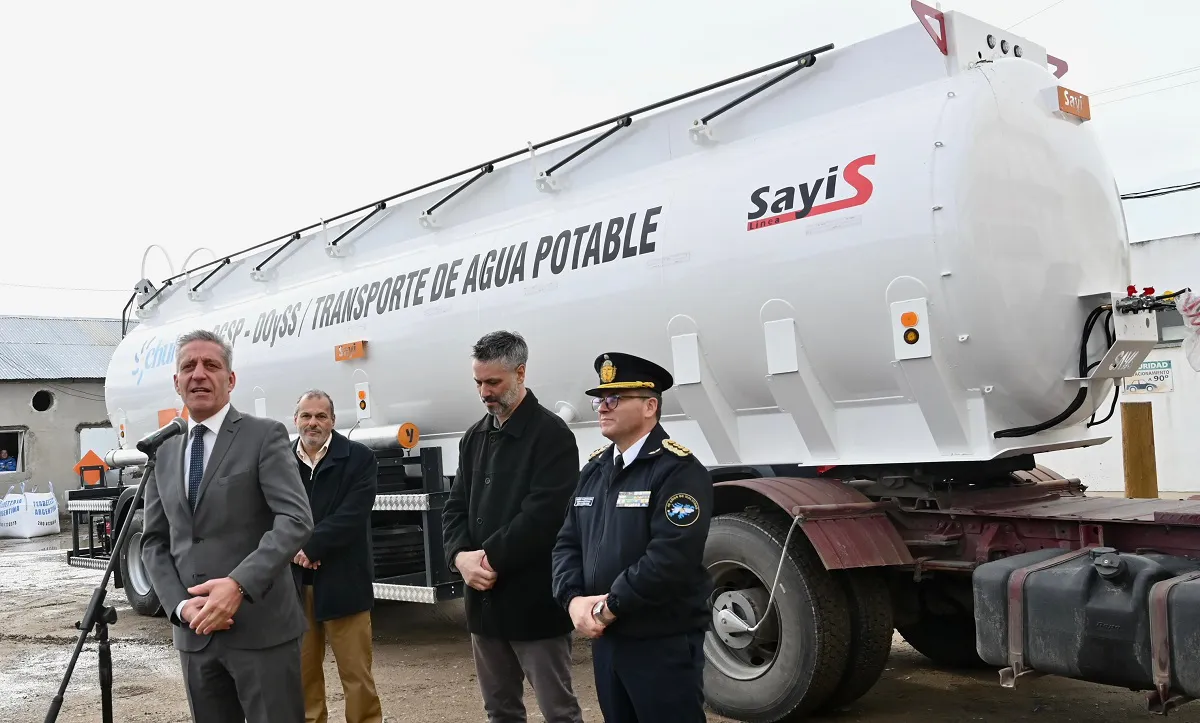 Camión semiremolque para transporte de agua potable