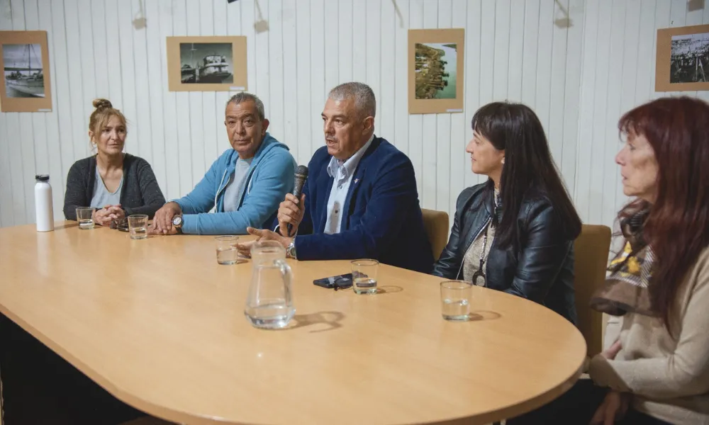 Charla sobre aviacion y turismo en Rawson