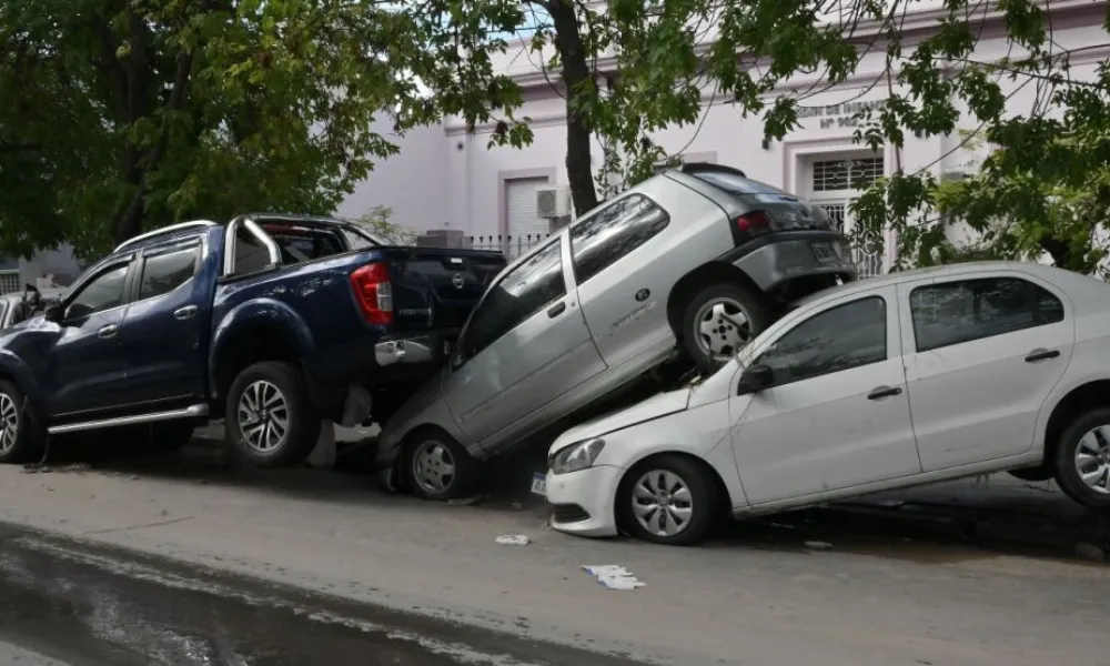 Autos amontonados por el agua