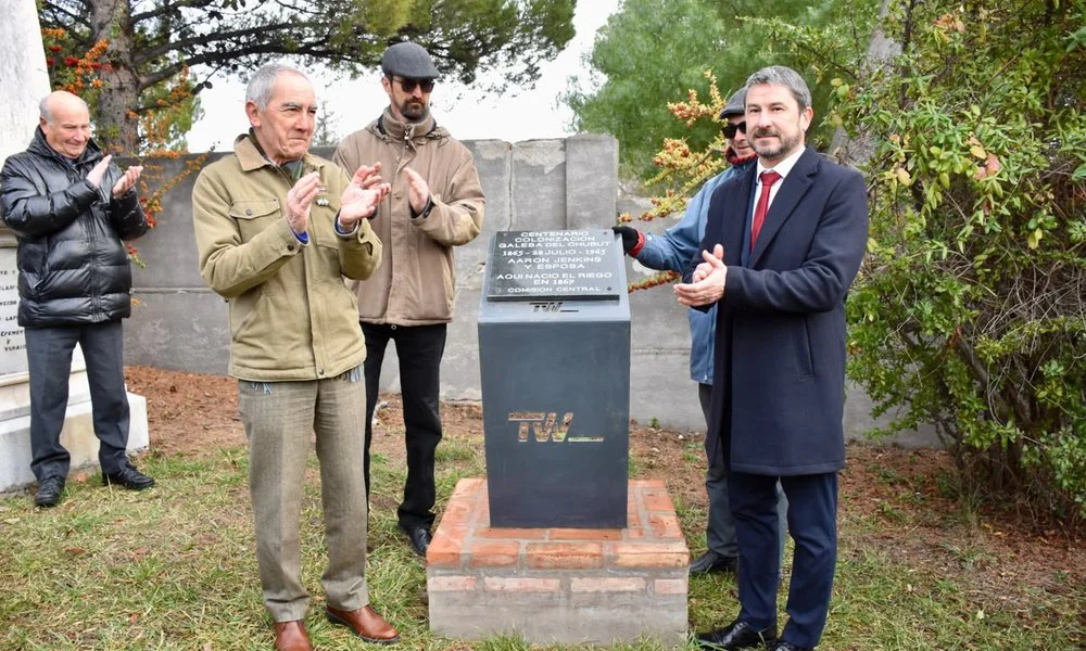 Placa conmemorativa en Trelew