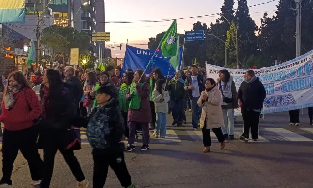 Movilización en Madryn contra el ajuste universitario 4