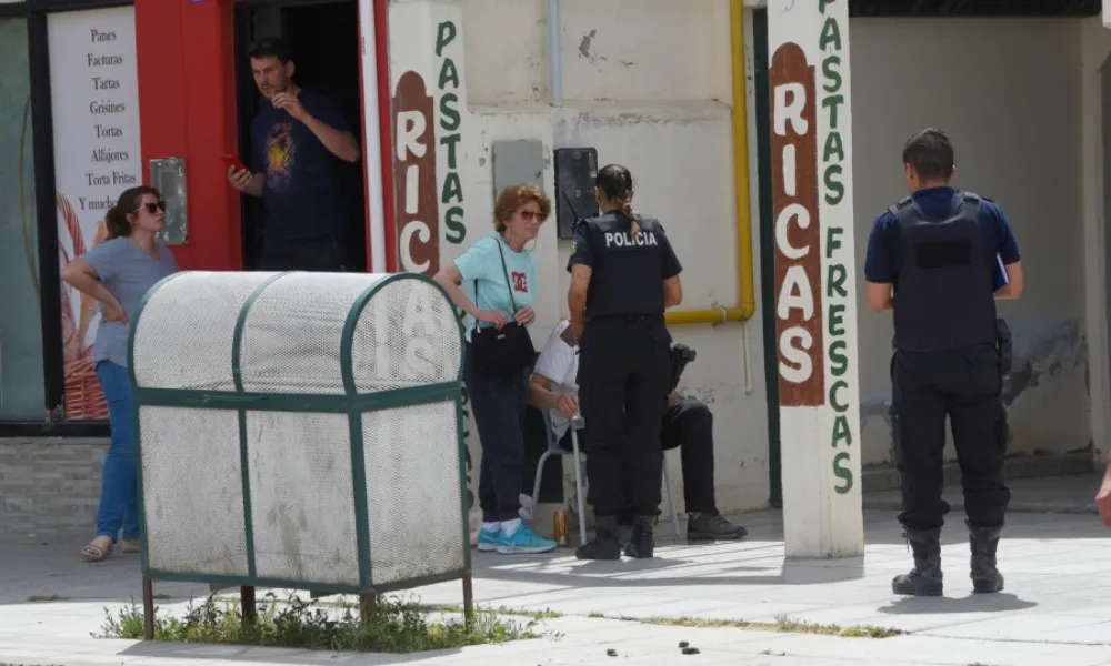 Policía trabajando en el lugar del accidente