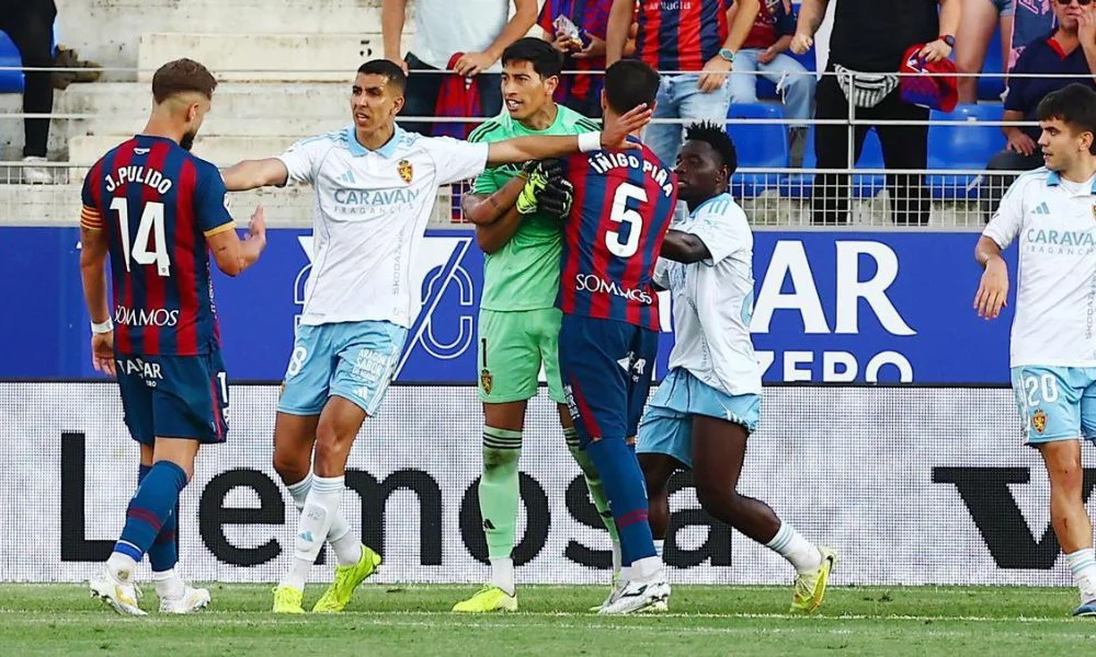 Esteban Andrada le pegó un puñetazo a Pulido en el clásico. Foto: Jaime Galindo/El Periódico de Aragón