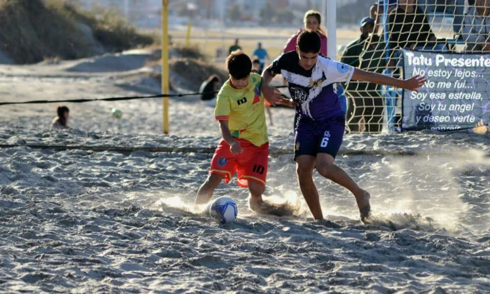 Torneo de fútbol playa en Madryn
